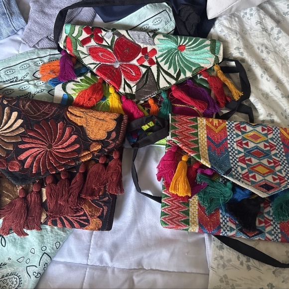 Floral embroidered clutch with tassel: women's crossbody bag. - Picture 7 of 7